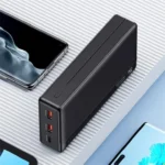 Usams US-CD204 دارای نمایشگر LED برای نمایش میزان شارژ باقی‌مانده