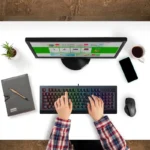 کیبورد Razer Cynosa V2 روی میز گیمینگ با نورپردازی RGB