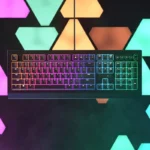 کیبورد Razer Cynosa V2 روی میز گیمینگ با نورپردازی RGB